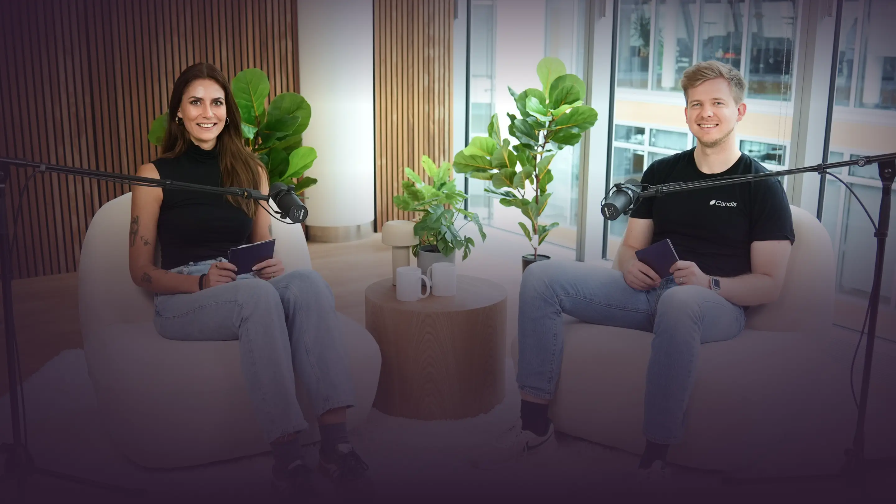 Zwei Menschen im Candis-Podcaststudio mit Mikrofonen im Gespräch