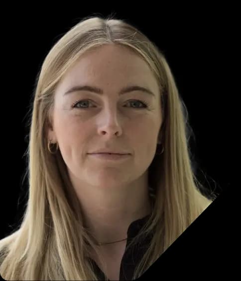 Porträt von Alina Nauen vor einem schwarzen, abgerundeten Hintergrund